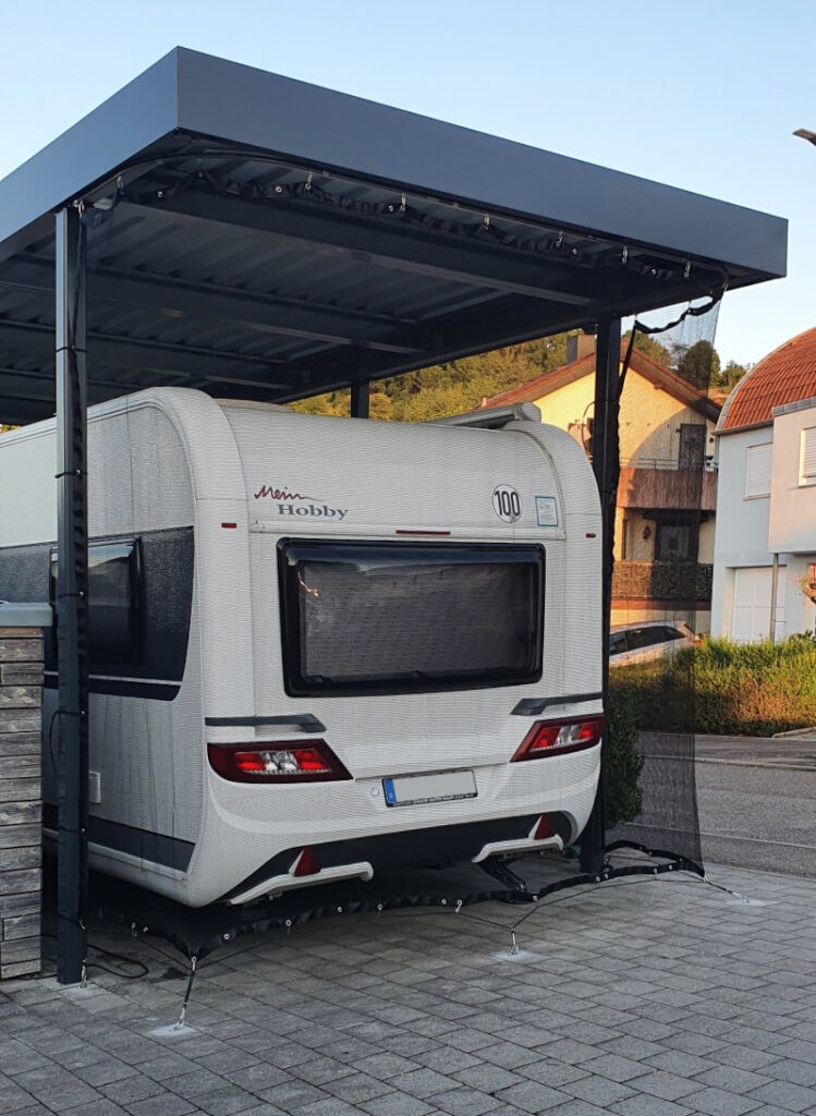 Hagelschutznetz als Carportplane zum Schutz eines Wohnmobils gegen Hagelschaden.